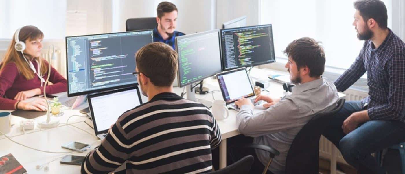 Набор разработчиков, которые смотрят на свои экраны во время работы. 